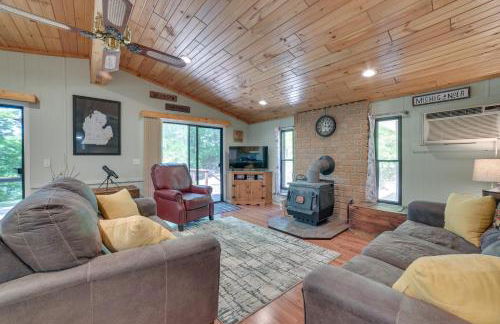 Rose City Cabin with Fire Pit and Lake Access - Foto 3