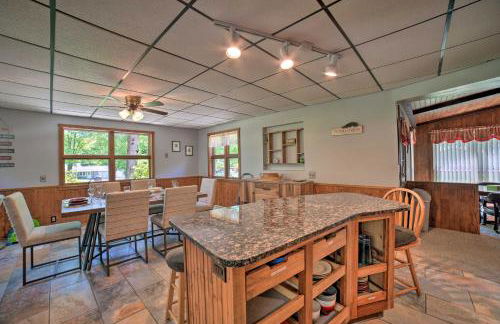 Charming Pymatuning Lake House Near Park and Beach - Photo 9