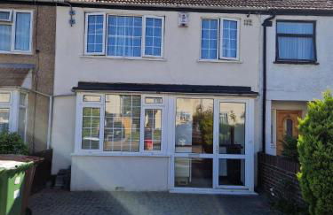 Lovely 4 bed house with patio & bbq - Photo 20