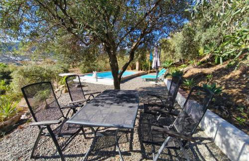 Künstlerhaus Finca Madreselva mit atemberaubenden Weitblick mit Infinitypool, kleinen Teichen und vielen Sitzplätzen in Tolox Malaga im Nationalpark Sierra de las Nieves, ideal für Entspannung, aber auch zum Wandern - Foto 52
