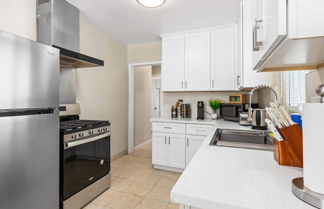 Modern Retreat With Spacious Yard & Cozy Interiors - Photo 13