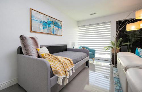 UF SUNSHINE HOUSE - Patio & BBQ - Chef Kitchen - EV Car Station - Upscale Neighborhood! - Foto 14