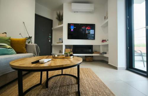 Floral Home 2 - 1st floor apt with private parking! - Photo 2