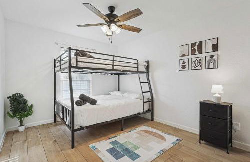 Charming 3Bd 2Ba Home with Private Pool - Foto 18