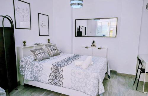 El Faro Centro de Málaga con Parking 445 Max - Photo 6