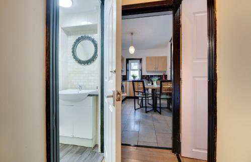 Newcastle CITY APT35,FREE STREET PARKING,4 BEDROOM HOUSE,8 SINGLE BEDS,FULL KITCHEN,ALL ROOMS WITH TVs,NETFLIX - Photo 27