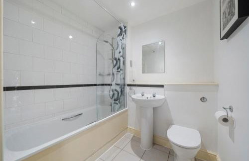 Modern 2 bed 2 bath with Balcony in Rayners lane Pinner Harrow near Wembley Greater London - Photo 18