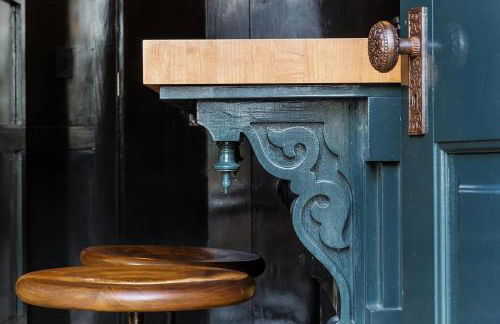 The Explorer's Retreat-West End Condo King Bed - Foto 2