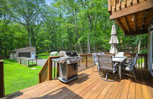 Secluded Cabin, Jacuzzi, Pool Table, King Bed & Fire Pit - Photo 9