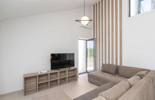 Green & Blue Five Bedroom Villa with Private Pool and Complete Privacy - Photo 30