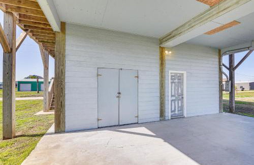 Walk to Shore Crystal Beach Home with Deck! - Foto 23