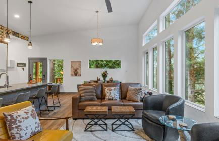 Peaceful Treehouse-Style Stay with Sauna Fire Pit Forest Views Near the Coast The Treehouse by AvantStay - Foto 8