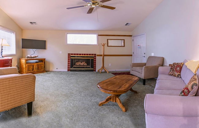 Oak Hideaway Cottage- 1.5 Blocks to OSF - Photo 4