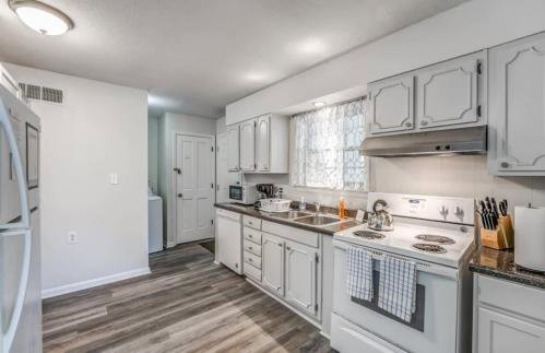 Fenced Yard Centrally Located-Parkway Village Pad - Foto 11