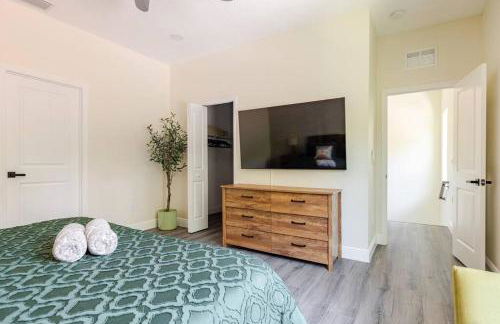 4 Bedroom 3 Full Bath Boho Oasis Saltwater Pool Near Downtown, North of Hyde Park Sleeps 12 Pets OK - Foto 18