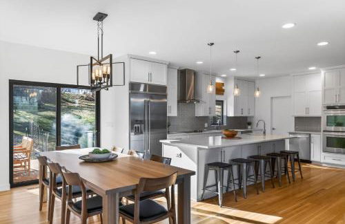 4BR Home with 4 Private Bathrooms 20 Min from Airport - Foto 13