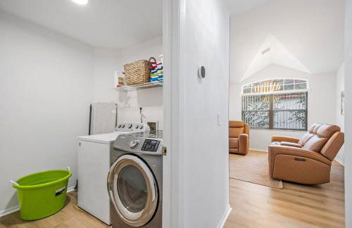 Disney-Close Lakefront Renovated 4BR Pool - Foto 6