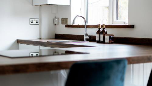 4 bed family home wifi, netflix, parking, close to wicksteed park - Foto 3