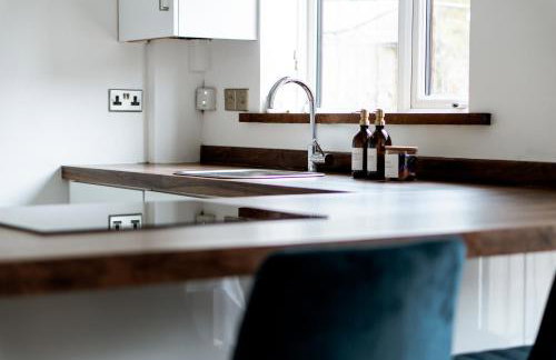 4 bed family home wifi, netflix, parking, close to wicksteed park - Photo 3