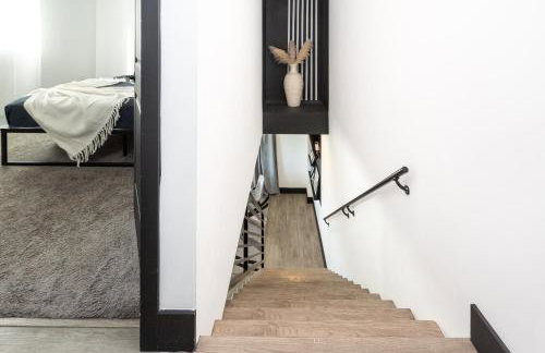 Spacious Luxury Villas in the heart of LA! Free parking and Jacuzzi - Photo 59