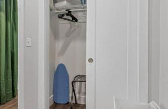 Apt+ 2 Queens+Bunkbed+Free Parking 55"TV - Photo 31