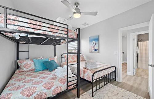 Modern Beach House with Fire Pit and Swimming Pool - Foto 24