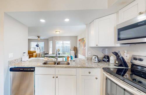 Cozy Spacious Home with Private Backyard and Patio, near shopping - Foto 9