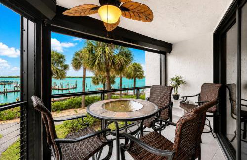 Waterfront Island Oasis! Heated Pool with Stunning View & 2 Full Bath - Foto 23