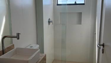 Encanto de apartamento, novo! A 290 metros da praia do Canto Grande! - Foto 5, Shower