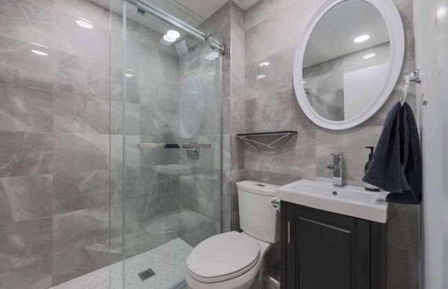 Casa Queen East - Modern 2BR Suite - Photo 14