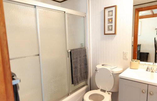 Dog-Friendly Cottage with Backyard & Beach Vibes! - Foto 28