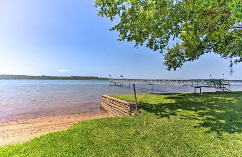 Lakefront Retreat with Pier, Bar Hut and Fireplace! - Foto 35