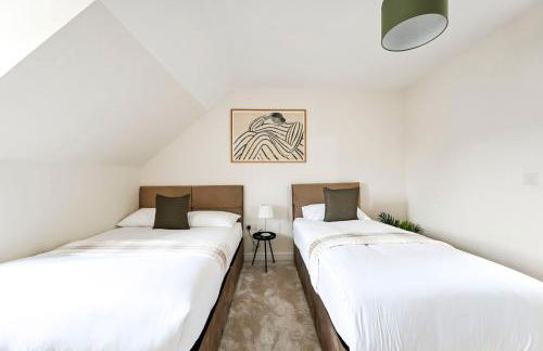 Swan's Place - Large 4bed home, Sleeps 9, Parking x2 & Games room - Foto 14