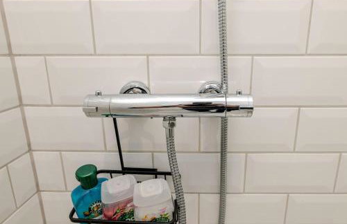 Brand New Apt - Beach Breeze Spacious 1-Bedroom Apartment with parking - sleeps 4 ppl- internet - Foto 61