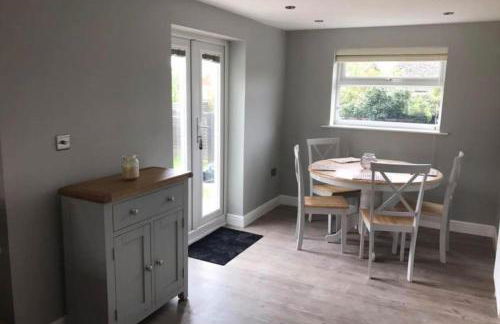 Pet-friendly - 2 Bedrooms Bungalow hot tub Parking - Foto 41