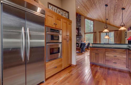 High Country Lodge by Tahoe Getaways - Tahoe Donner 4BR w Hot Tub, Air Conditioning, EV, HOA, Shuffleboard and Horse Shoe Pit - Foto 4