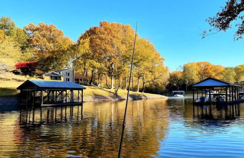 Waterfront Retreat with Spectacular Interior, Jacuzzi and Game Room in NC - Foto 15