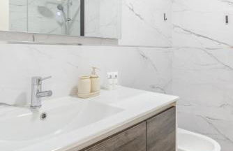 Spacious & Stylish Flat with Garage by HostWise - Foto 34