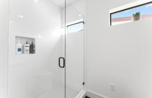 Luxe East Downtown 3BR Condo, Walk to Bars, Restaurants, Shops - Foto 24