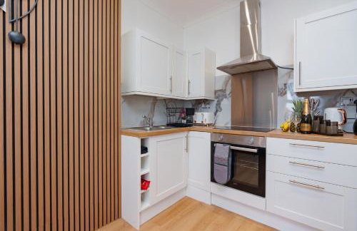 Stylish 3 Bedroom Sea View Apartment -Free Parking- Sleeps 9 - Photo 6