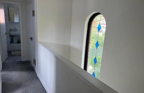 Superb Comfy 2 Bed House, Responsive & Caring Hosts Free WiFi & Parking, Close to MK Centre, Train Station, Santander, Network Rail by Webbhill Stays - Foto 37