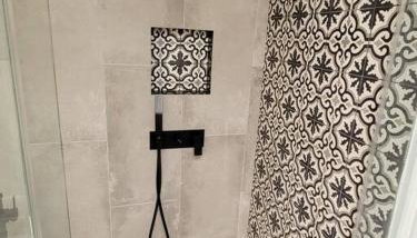 Upscale mid century on the green w Private Hot Tub - Foto 3, Shower