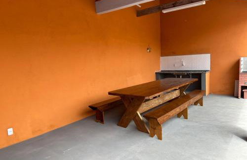 Cosa Aconchegante com Piscina - Foto 32