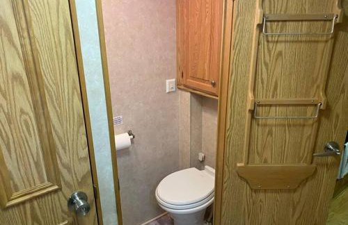 Betsie -35Ft RV Camper in Woods -Firepit & Hot Tub - Foto 13