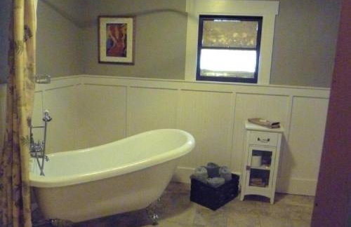 Rustic Cabin Rental in a Wild Meadow near Crater Lake National Park, Oregon - Photo 16