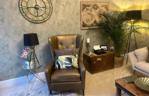 Park View is a beautiful whole entire house close to town centre, sleeps 8 in 4 rooms, 2 doubles and 4 single beds with 2 shower rooms, available for holidays, insurance stays, trades people, contractors, pets welcome - Foto 6