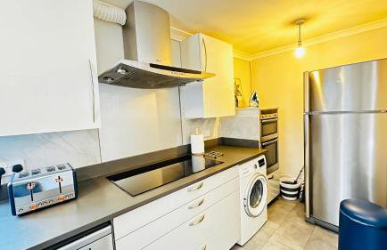 Inviting 2 Bed Guest House steps away from Ascot Racecourse 3 mins drive, 5 mins to Legoland, 12 mins to Windsor Castle Perfect for families & racegoers alike - Foto 8