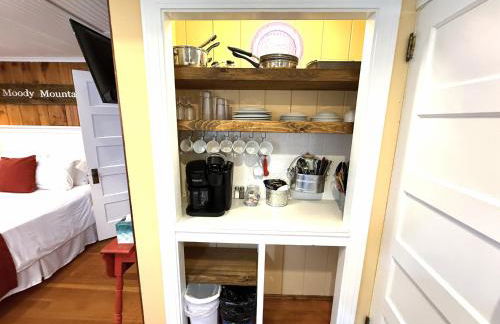 Cottage 1-2 -2 Bedroom 1 Bath End Unit with Kitchenette Private Courtyard Pet Friendly fee applies - Photo 6