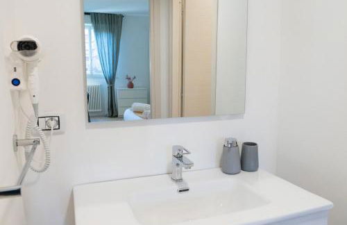 Arcimboldi's Nest - Close to Metro and Train - Foto 11