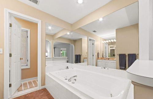 New, Spacious and charming, with a river view, conveniently located near skiing and golf - Foto 10